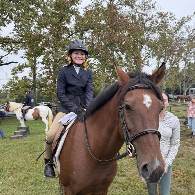 Jayleena riding at show